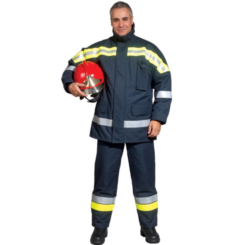 Komplet odeće za vatrogasce sa jaknom, pantalonama i podkapom postavljen uz šlem, rukavice i čizme